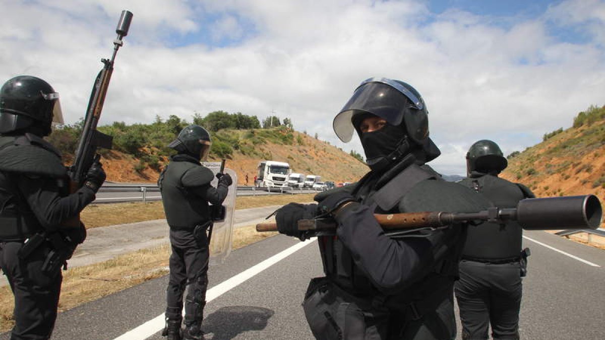 Antidisturbios en la A-6 en Villamartín, después de avisar a los mineros por megáfono.