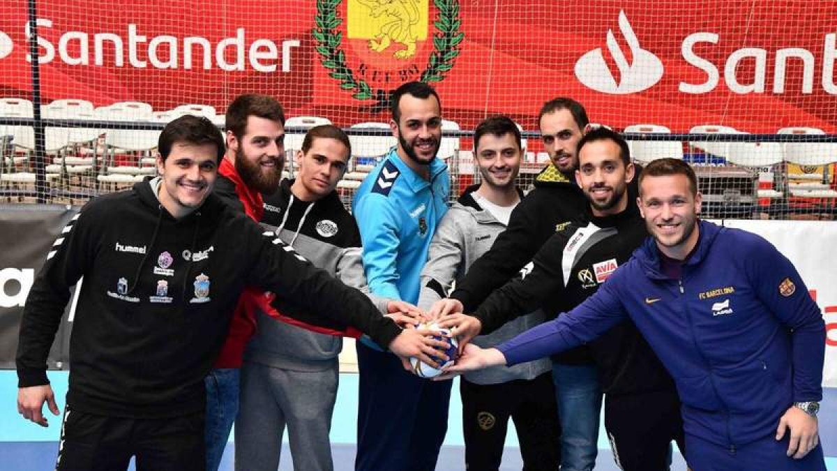 Mario López, tercero por la izquierda, junto al resto de representantes de los otros siete equipos que desde hoy disputan la Copa. RFEBM