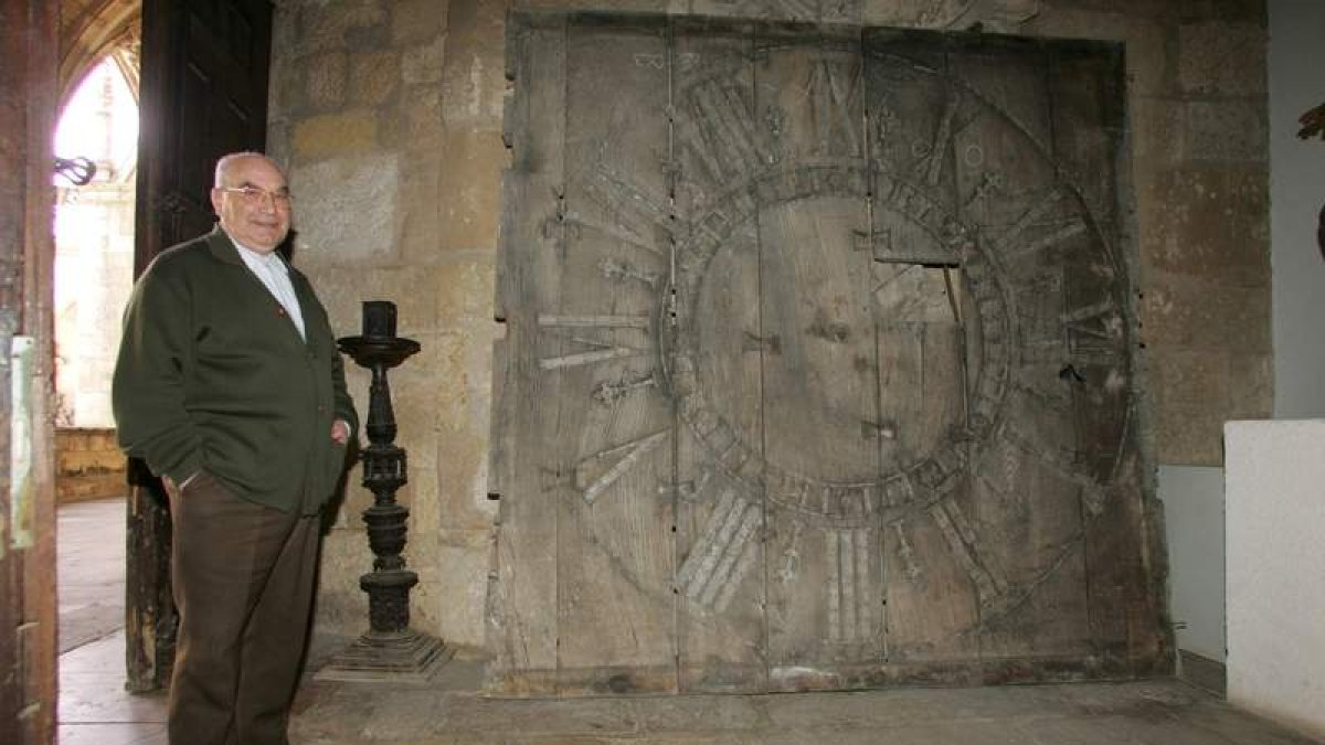 Imagen de archivo del deán Felipe Fernández Ramos con la esfera del reloj.
