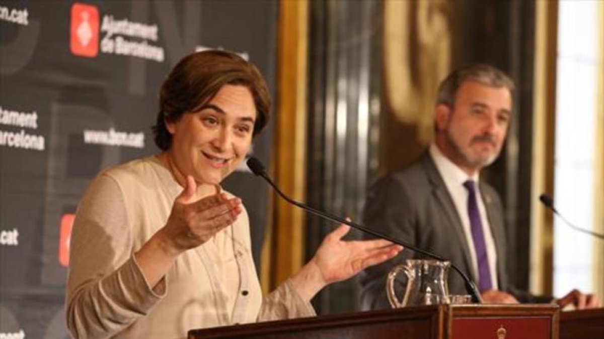 Ada Colau y Jaume Collboni, en el acto de firma de su pacto de gobierno, en mayo el 2016.