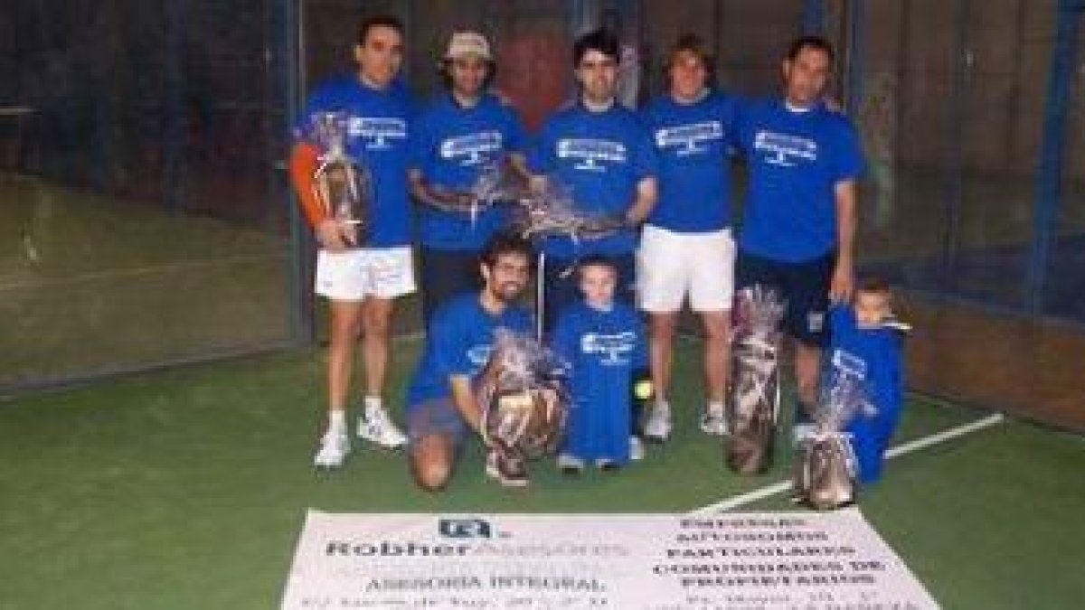 Todos los vencedores de esta primera edición del Colegio Peñacorada posan con sus trofeos.
