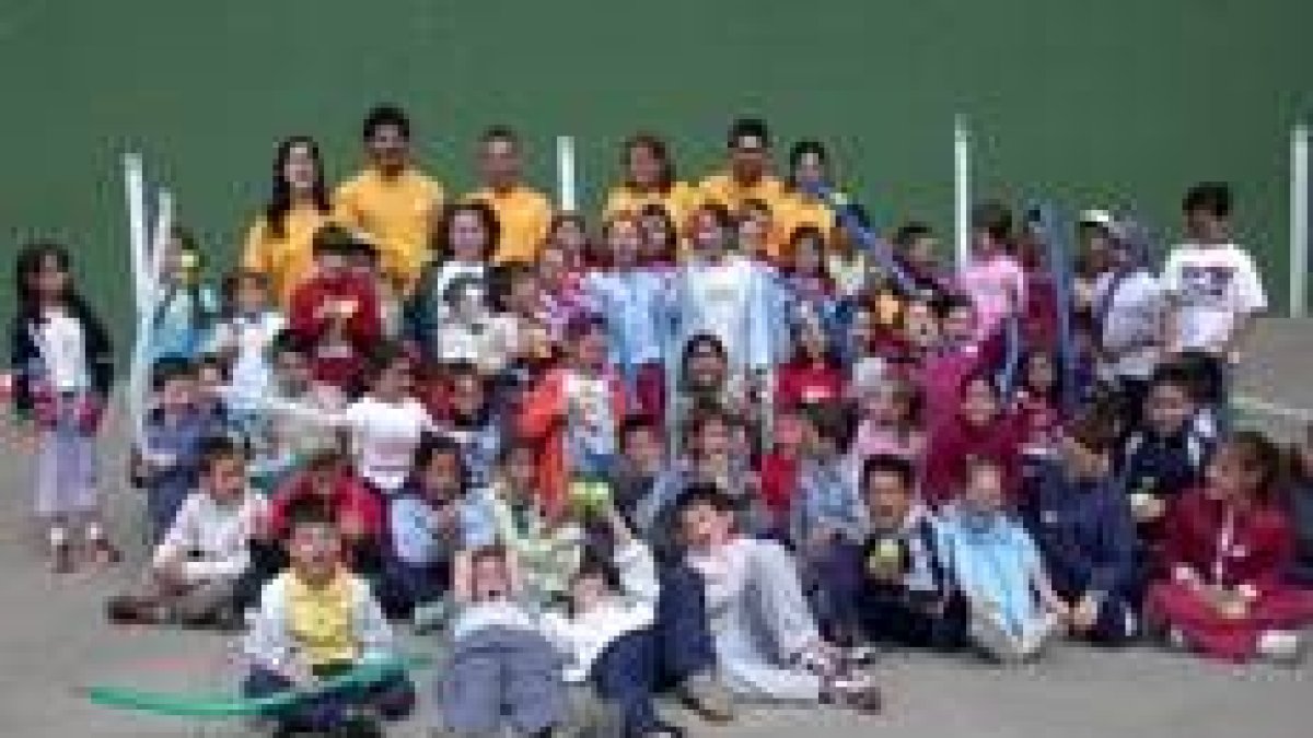 Fotografía de familia de los escolares de Veguellina y Carrizo que participaron en la convivencia