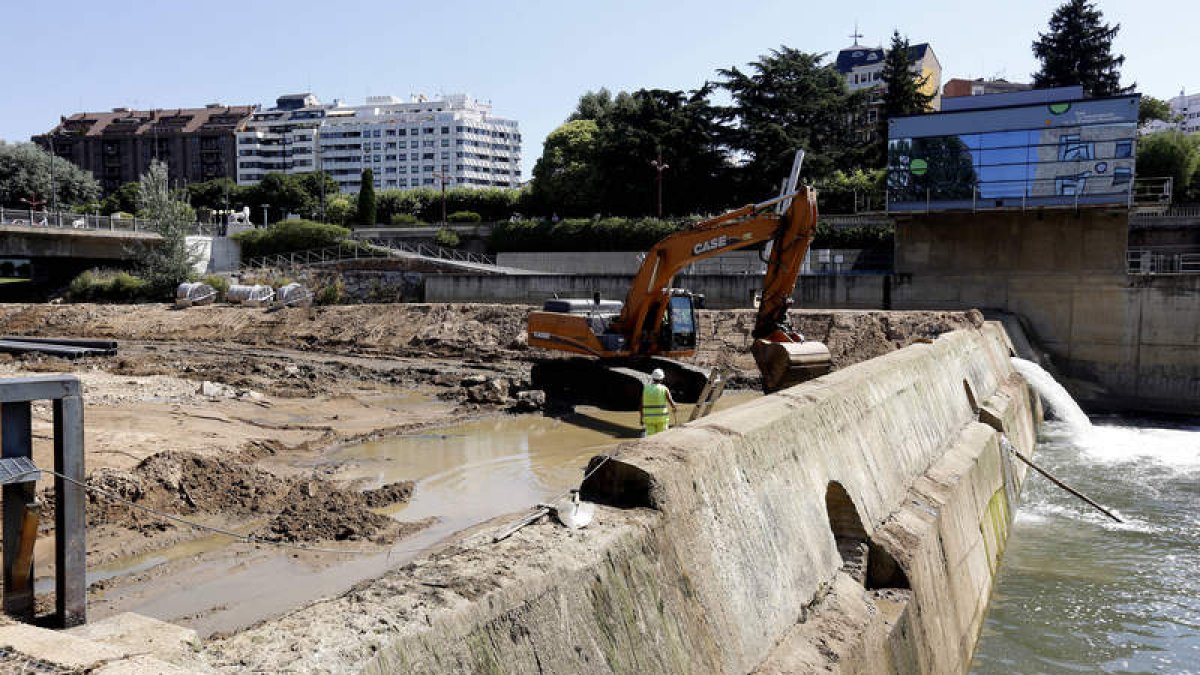 Las máquinas han empezado por mover tierras para poder tener espacio de trabajo. MARCIANO PÉREZ