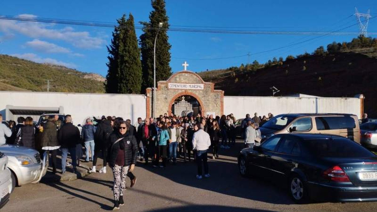 Un operario ayuda a una mujer en el cementerio de Ponferrada. LUIS DE LA MATA