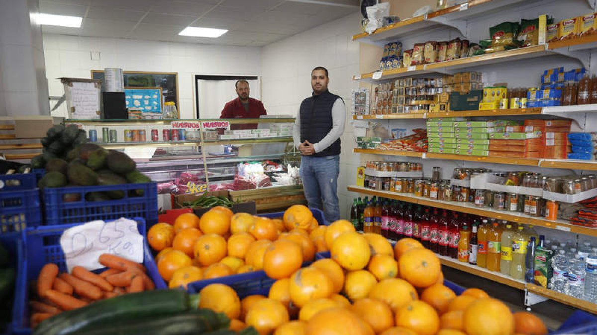Samad Ouyhia con uno de los tenderos de productos ‘halal’ instalados en el barrio de El Crucero. JESÚS F. SALVADORES
