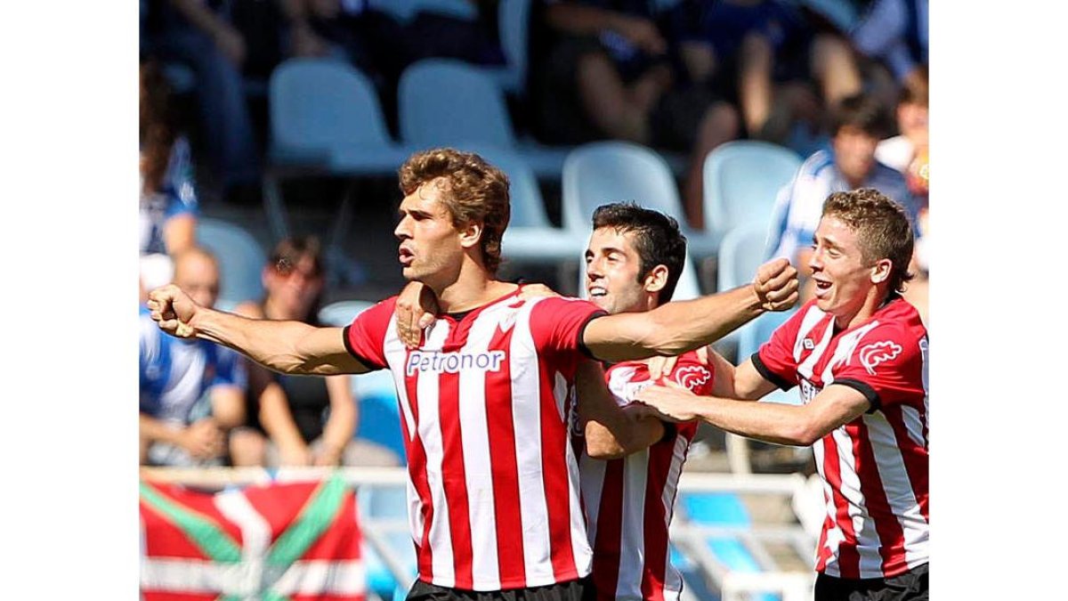 Llorente celebra su segundo gol con Muniain y Susaeta.