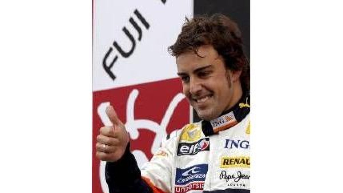 Fernando Alonso celebra en lo alto del podium su victoria en Japón