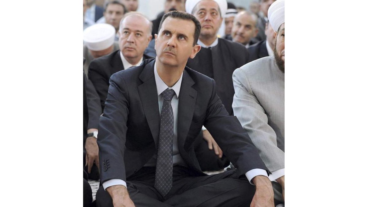 El presidente sirio, al Asad, durante los rezos del Eid al-Fitr.