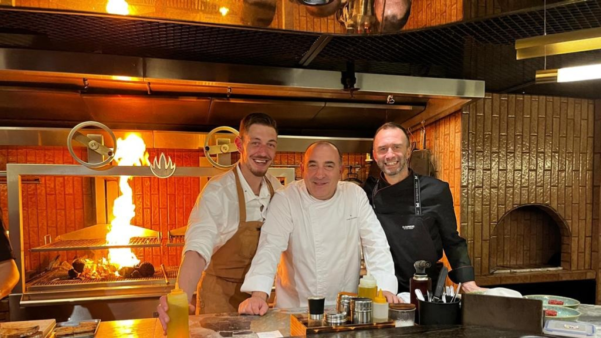 José Gordón, en el centro, durante su encuentro con otros chefs en Asia. DL