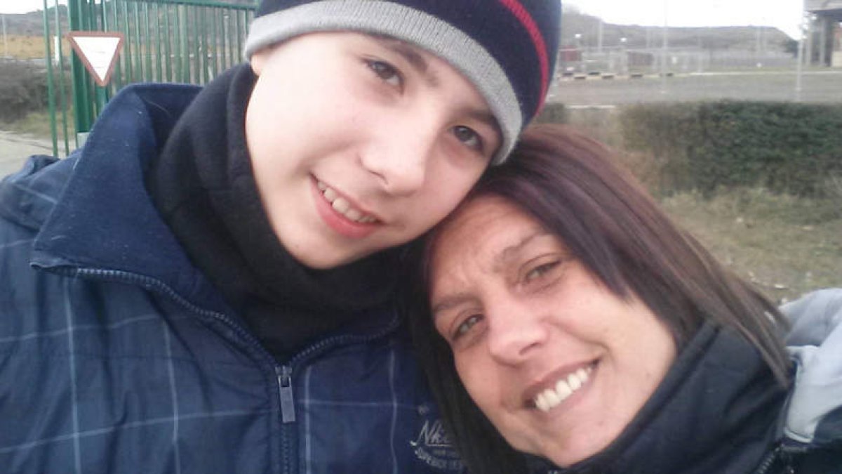 El joven Aarón con su madre hace unos meses