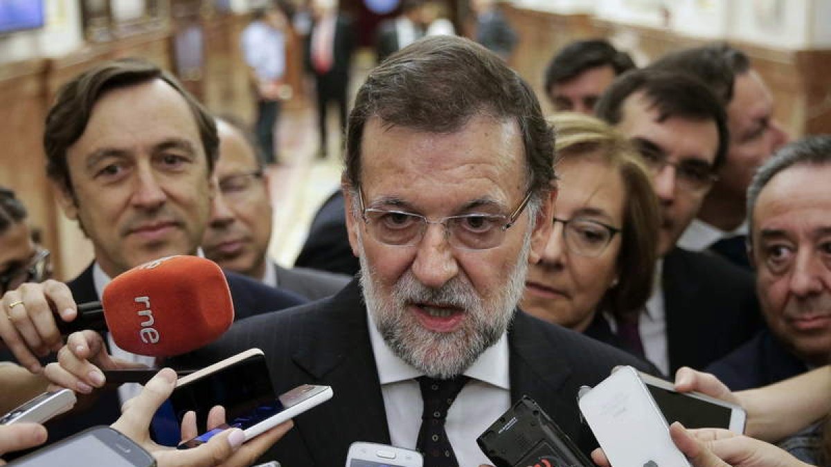 Rajoy,contesta a las preguntas de los periodistas en los pasillos del Congreso.