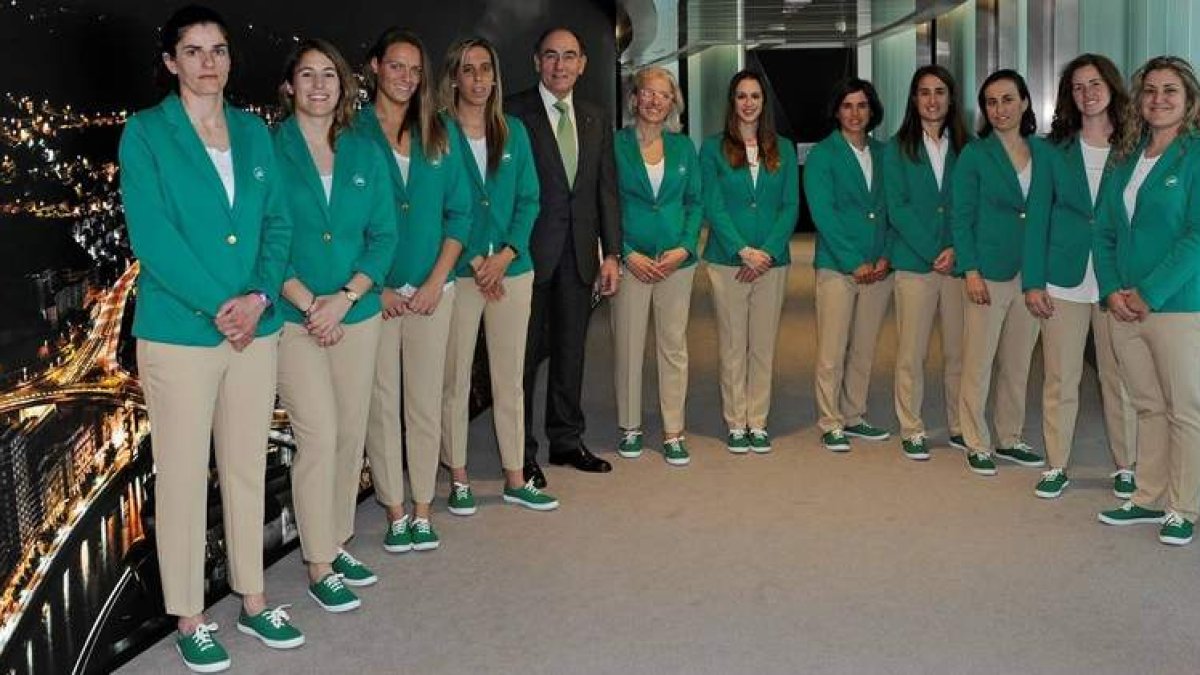 Carolina Rodríguez, en el centro, junto a Ignacio Galán y el resto de deportistas de élite españolas. DL