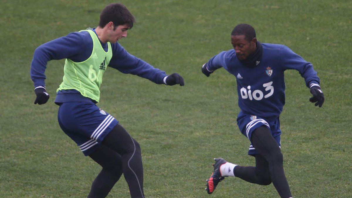 Camille, a la derecha, no estará ante el Alavés por lesión. L. DE LA MATA