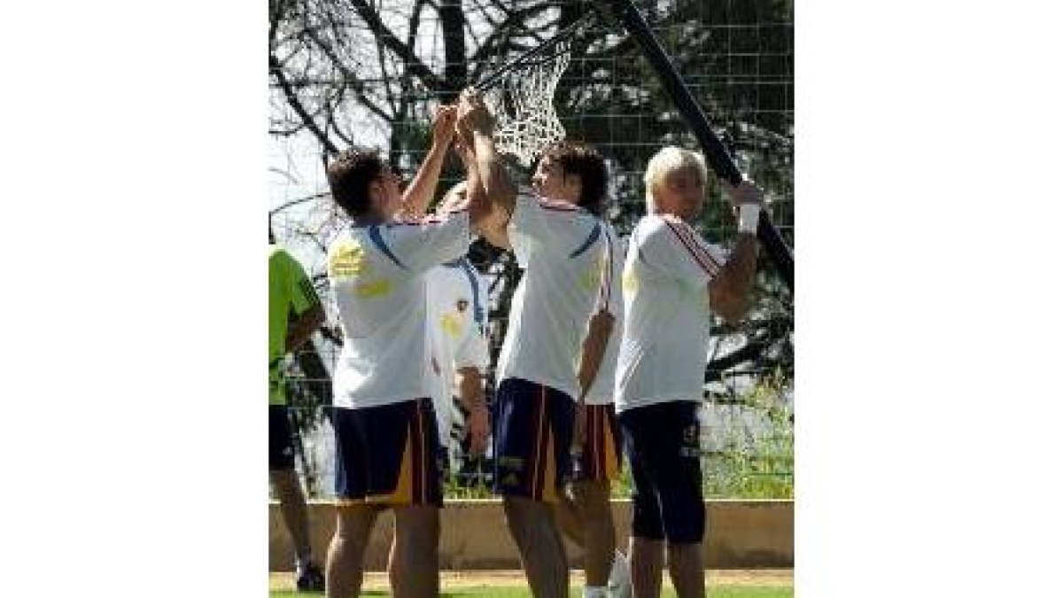 Capdevilla, Morientes y Cañizares se entretienen con el baloncesto
