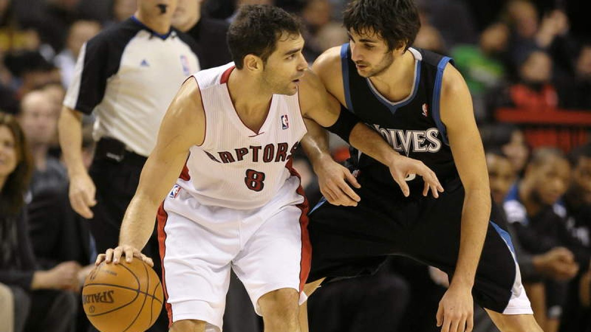 Calderón de los Raptors en acción ante la defensa de Ricky.