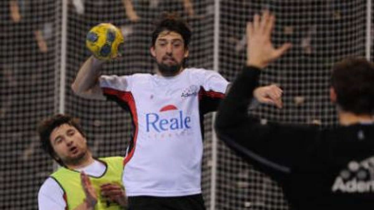 Mikel Aguirrezabalaga trata de superar la defensa en el entrenamiento de ayer en el Campushalle