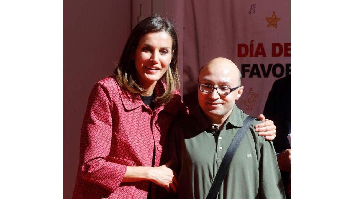 El actor leonés Jesús Vidal con la reina el día de la Cruz Roja. JUAN CARLOS HIDALGO