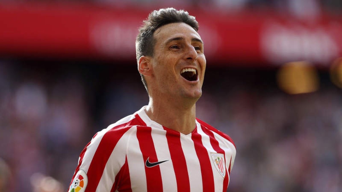 Aduriz, autor de los dos goles frente al Valencia en San Mamés. LUIS TEJIDO