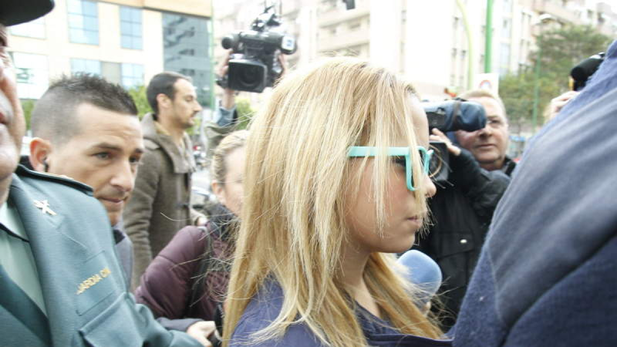Su hermana Gloria Camila, le esperó a la salida de prisión.