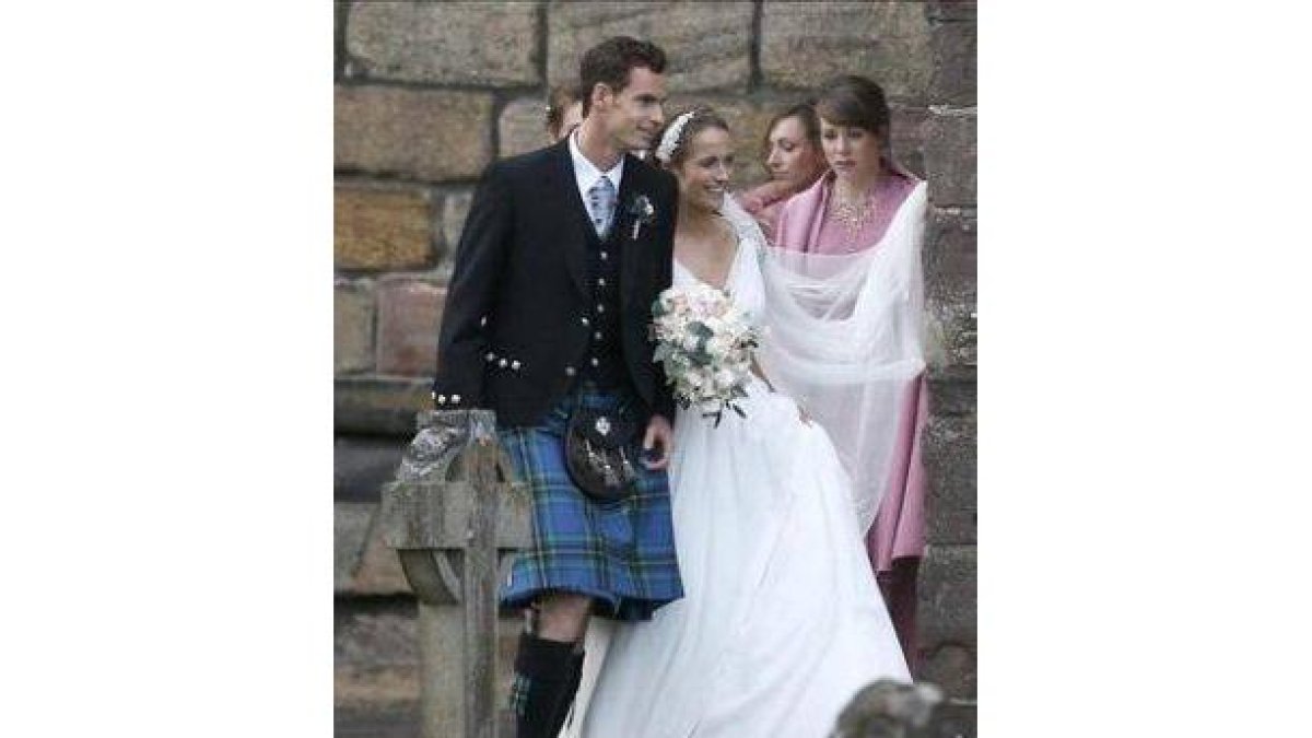 Andy Murray y su ya esposa Kim Sears salen de la catedral de Dunblane ya como marido y mujer.