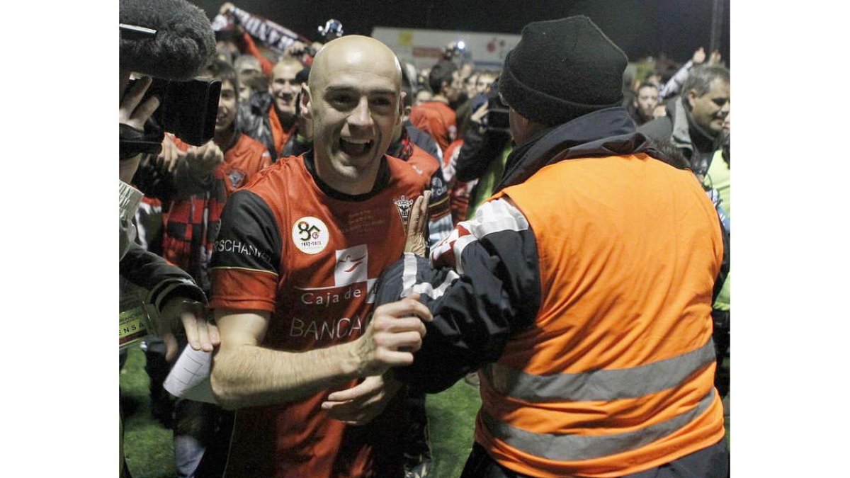 El goleador del Mirandés Pablo Infante celebra el pase a semifinales de la Copa del Rey.