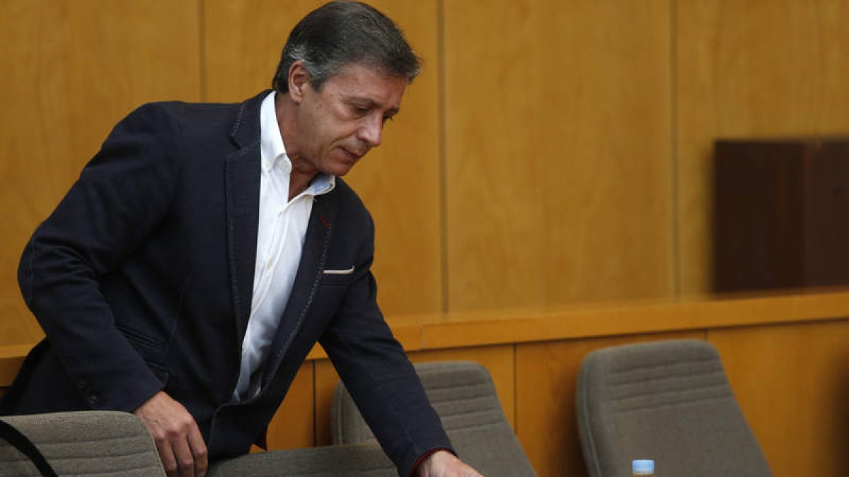 El portavoz de UPL, Julio González Rivo, antes de un Pleno. JESÚS