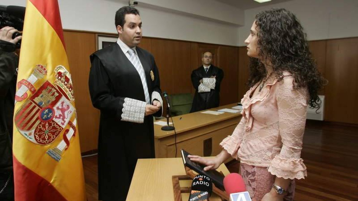 Una ciudadana extranjera jurando la Constitución en los juzgados de Ponferrada para adquirir la nacionalidad española.