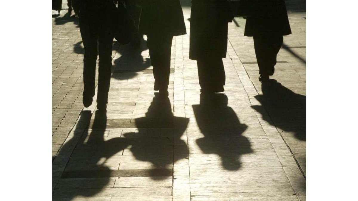Varias personas caminan por la calle Ancha.