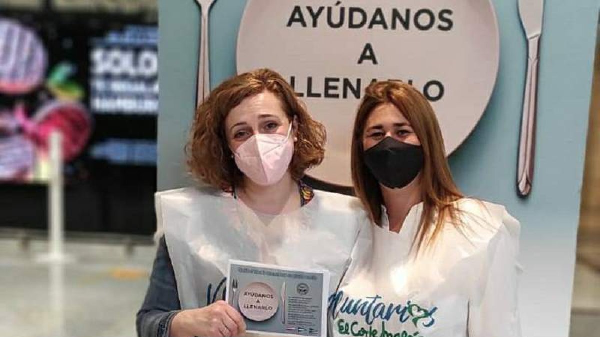 Dos voluntarias de la operación kilo. DL