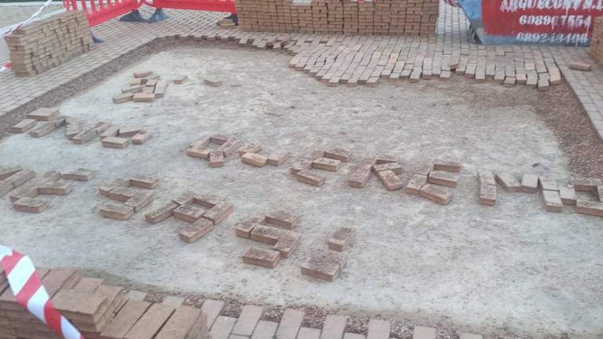 Los vecinos de La Lastra han aprovechado los materiales para mostrar su rechazo a la obra. DL