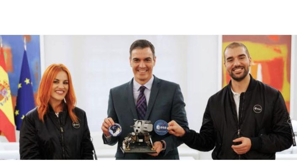 Pedro Sánchez recibe a los flamantes astronautas leoneses de la Agencia Espacial Europea (ESA), Pablo Álvarez (d) y Sara García (i) en el Palacio de la Moncloa. SERGIO PÉREZ