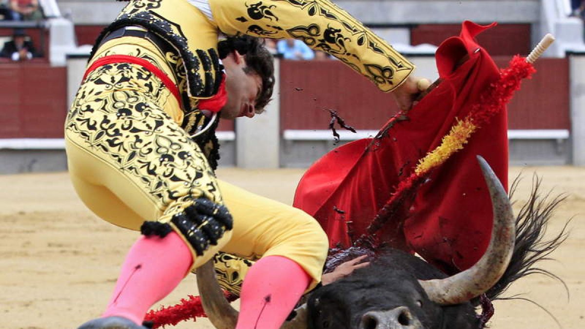 Chechu durante la cogida que sufrió con el primer toro.