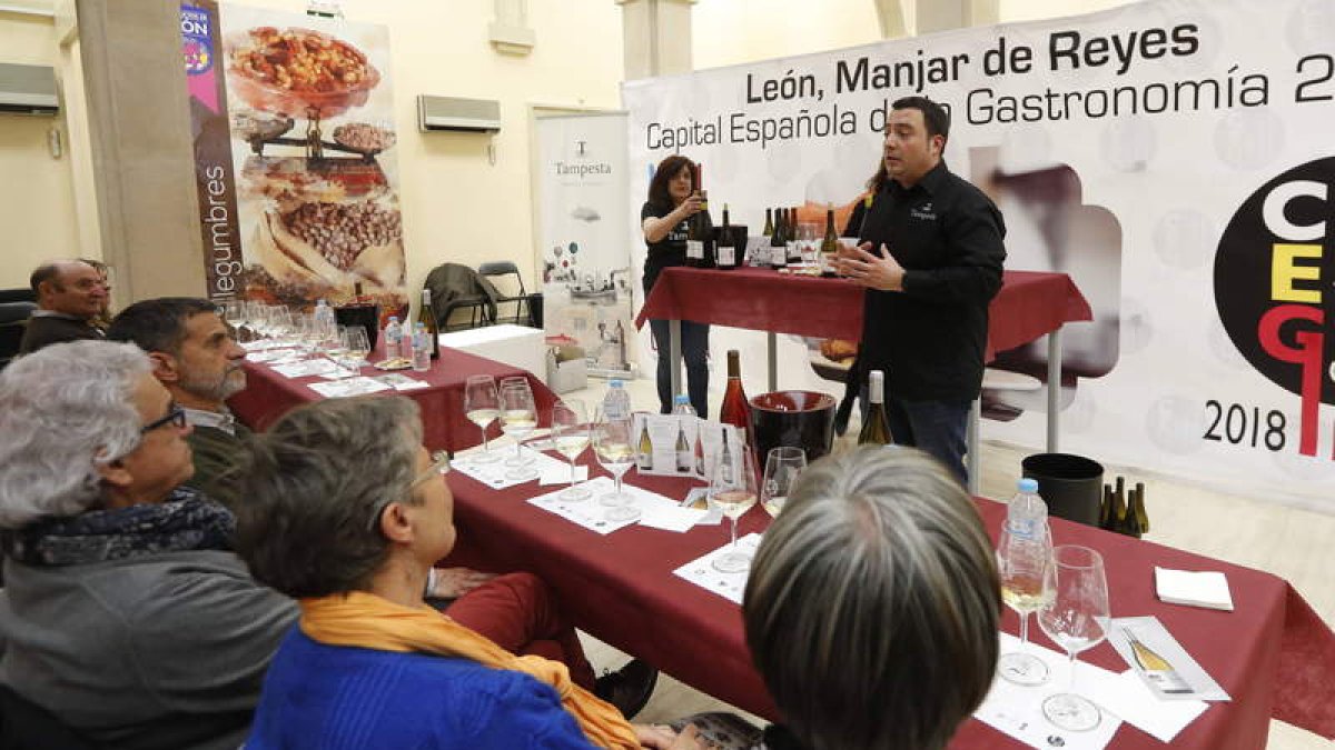 El bodeguero Andrés Marcos, ayer, durante la cata. JESÚS F. SALVADORES
