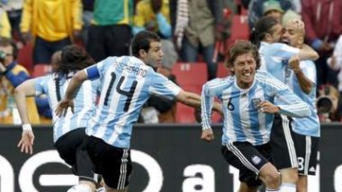 Gabriel Heinze, a la derecha, celebra su gol contra Nigeria.