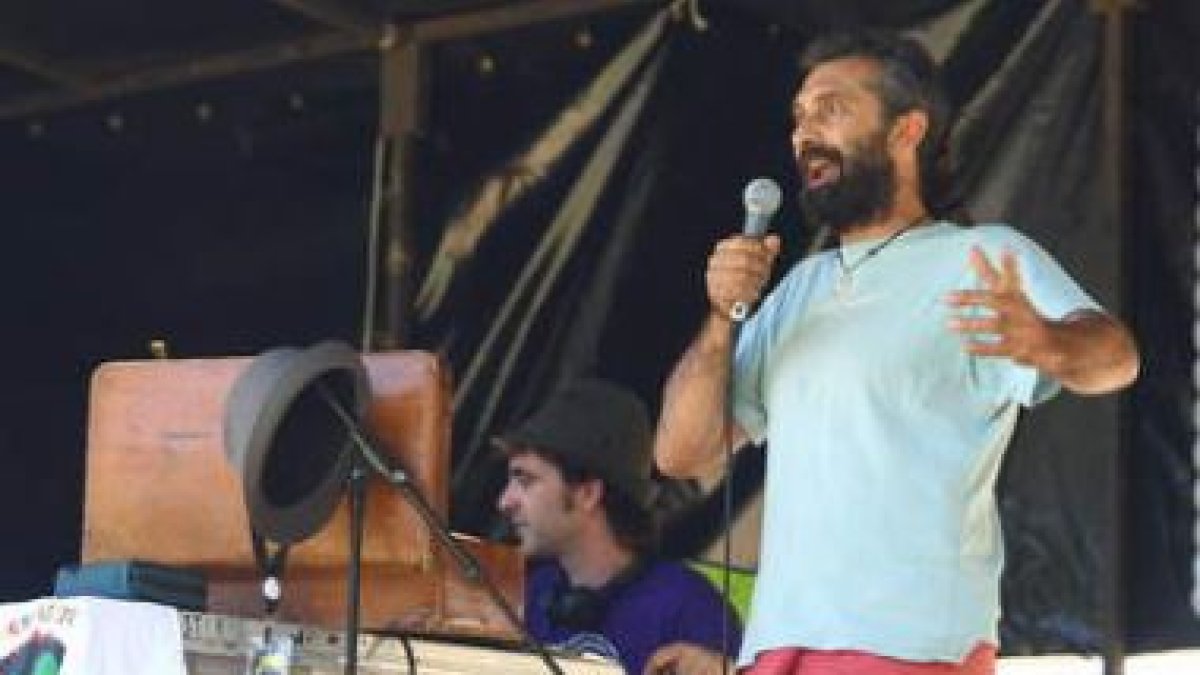 Un espontáneo canta durante el Fiestizaje.