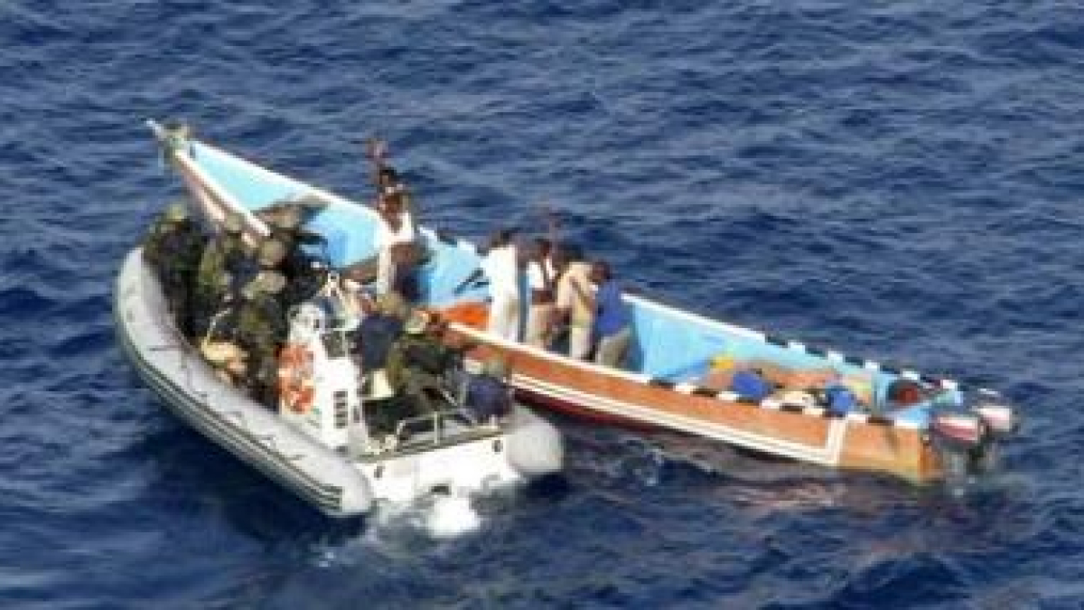 Miembros de la fragata de guerra «Victoria» arrestan a los piratas somalíes.