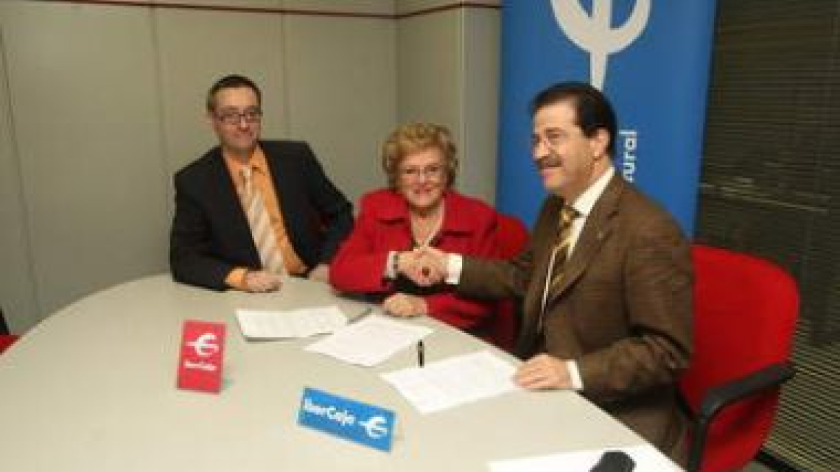 Ricardo Alberdi, Mercedes García y Domingo Pérez, ayer durante la firma del convenio