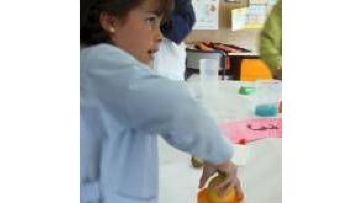 Un niño participa en el taller de zumos