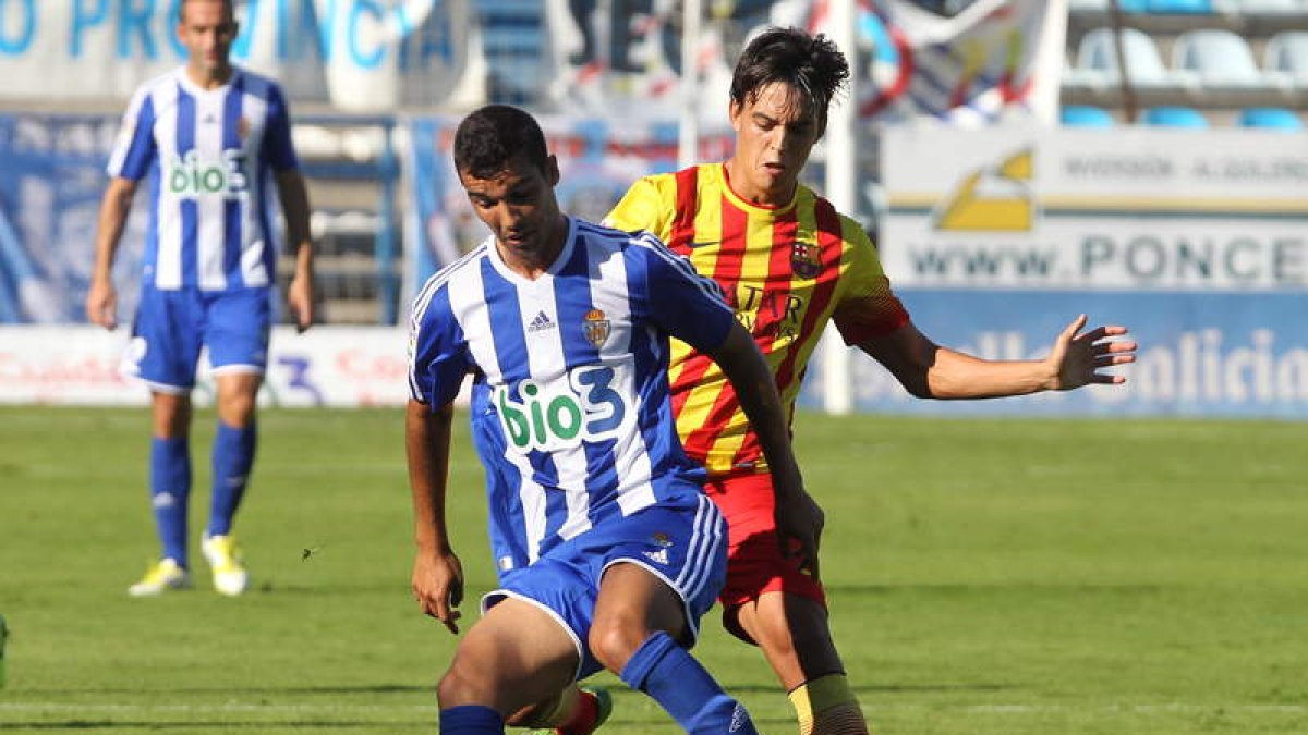 Fofo controla el balón ante la oposición de Edu Bedia en el partido del domingo.