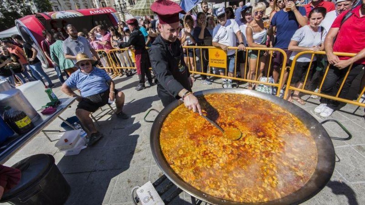 Una de las paellas que se ha cocinado este 20 de septiembre en València para celebrar el Día Mundial del plato.