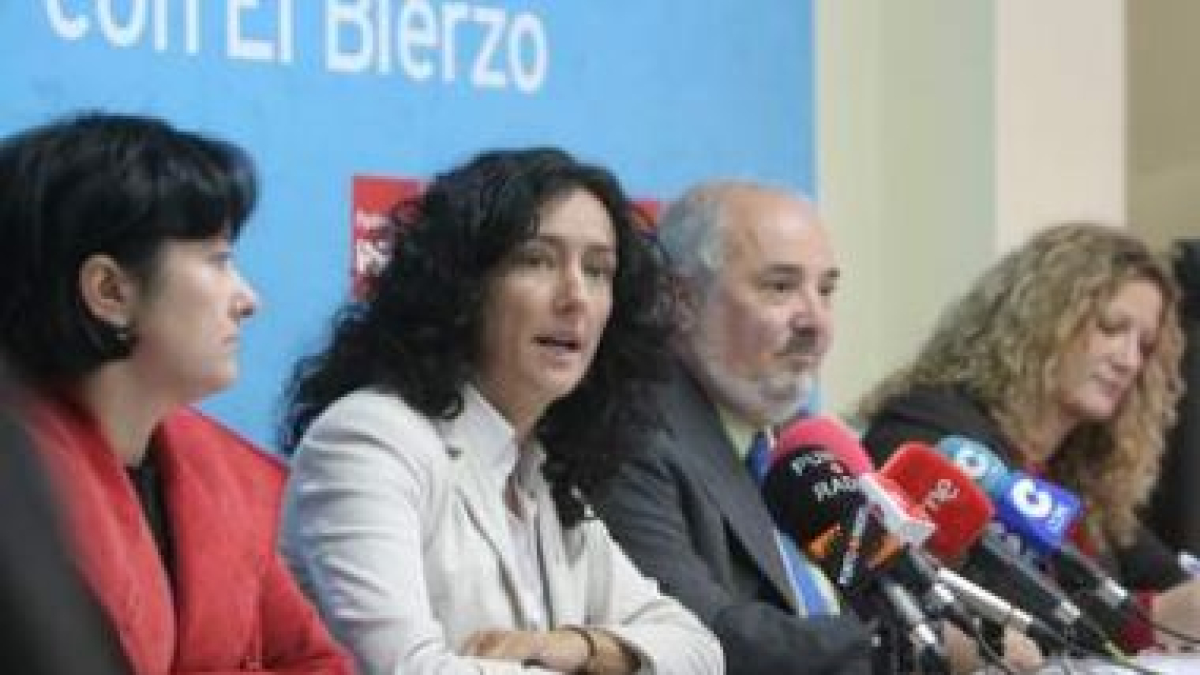 Belén Fernández entre los parlamentarios socialistas ayer en la sede de Ponferrada.