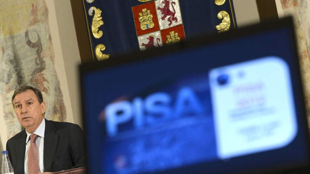 El consejero de Educación, Juan José Mateos, ayer, durante la valoración del Informe Pisa 2012.