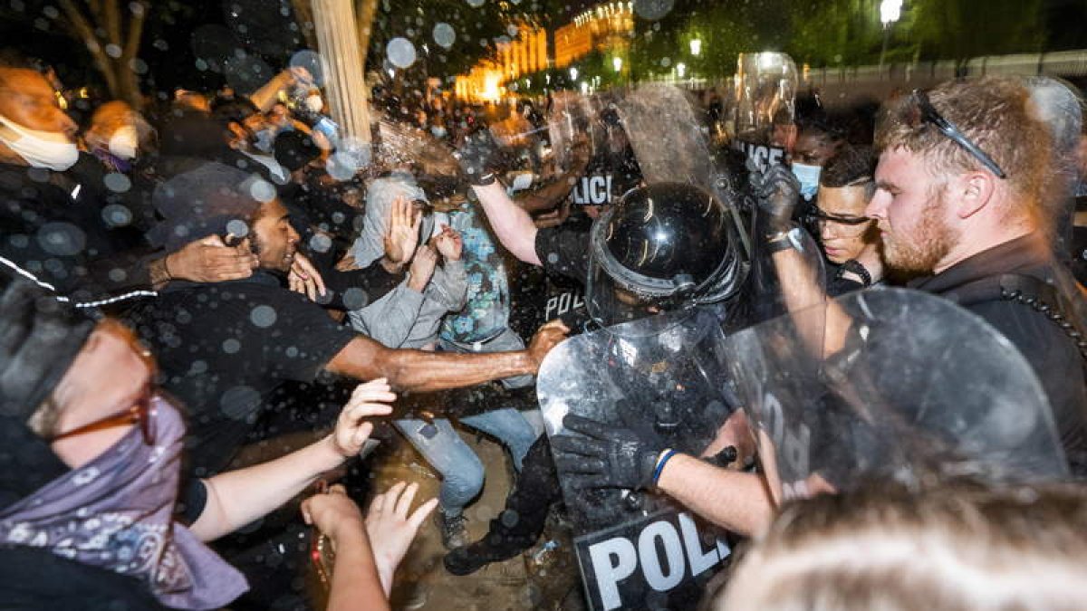 Imagen de los enfrentamientos de la madrugada del sábado. JIM LO SCALZO