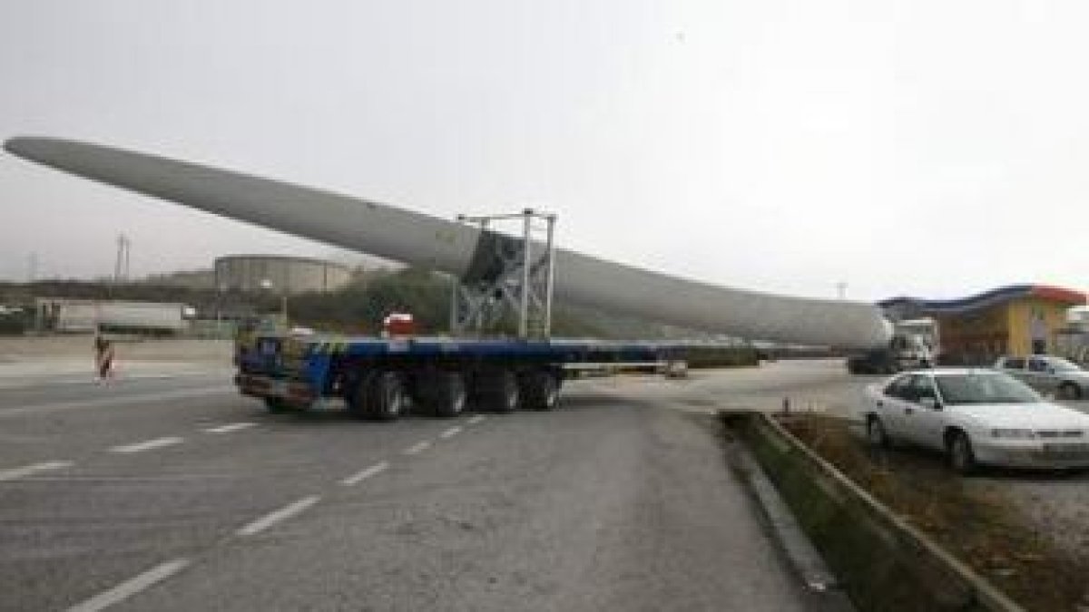 Un camión góndola hace maniobra con una pala eólica de 53 metros a la altura del Novo.