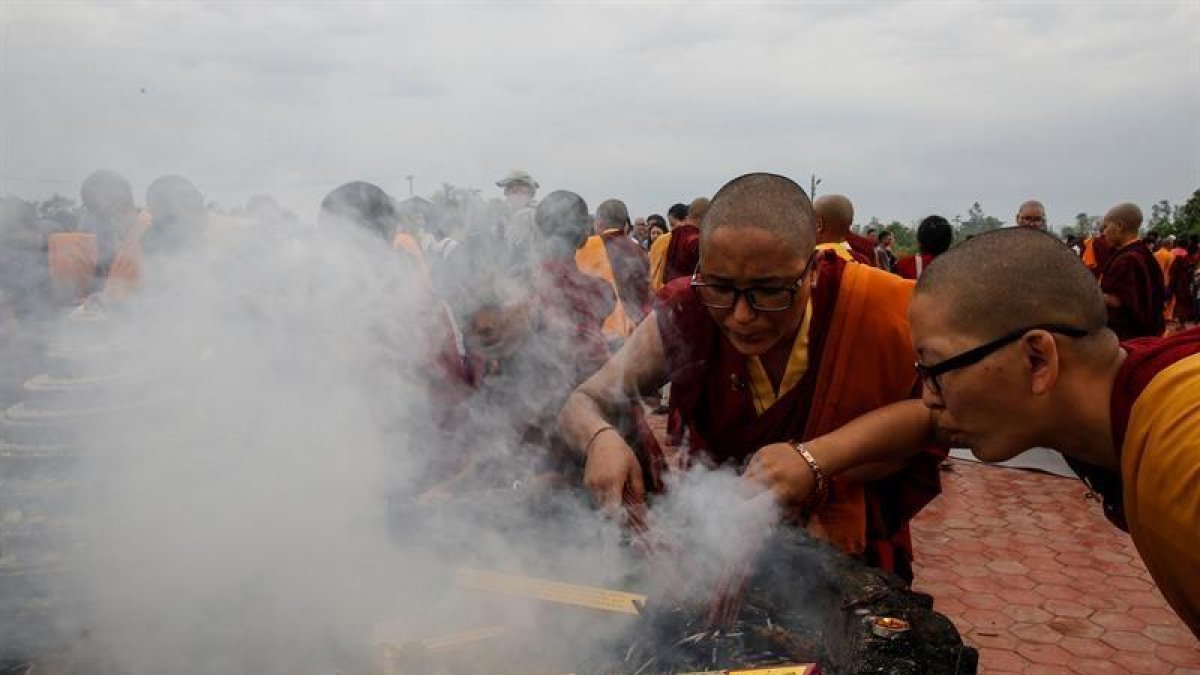 Monjes budistas queman incienso durante una ceremonia en el templo de Mayadevi con motivo del día de Vesak en Lumbini.