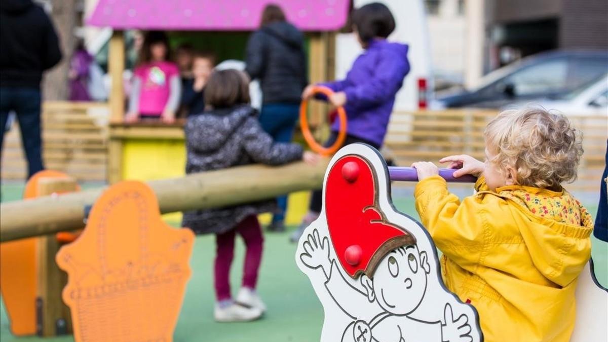Un niño juega en un parque infantil. /