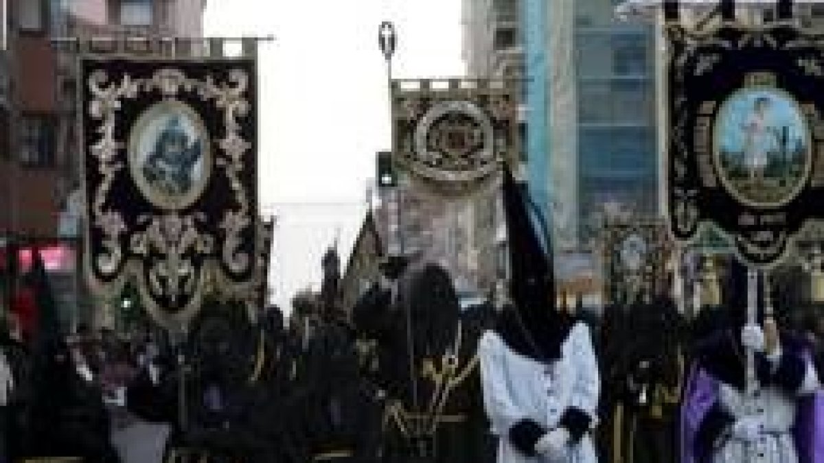 Las dos cofradías celebraron su hermandad en el desfile de ayer