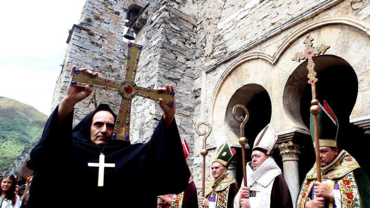 Uno de los momentos de la recreación de la entrega de la Cruz, a las puertas de la iglesia de Peñalba.