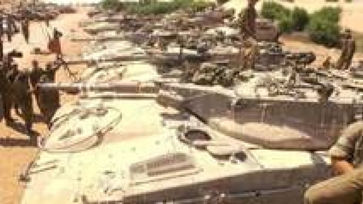 Los tanques israelíes esperan en la frontera de Gaza la orden para atacar