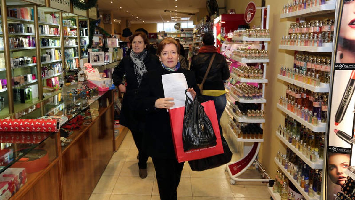 Elena Rabanedo sale de una perfumería elegida para gastar su premio